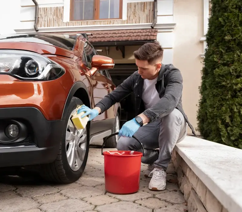 Lavage auto à domicile Villeneuve-de-Berg : professionnel intervenant sur un véhicule